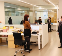 Su Majestad el Rey recorre el área de la Dirección General de Españoles en el Exterior y Asuntos Consulares